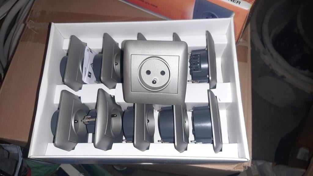 Prises électriques neuves, Enlèvement