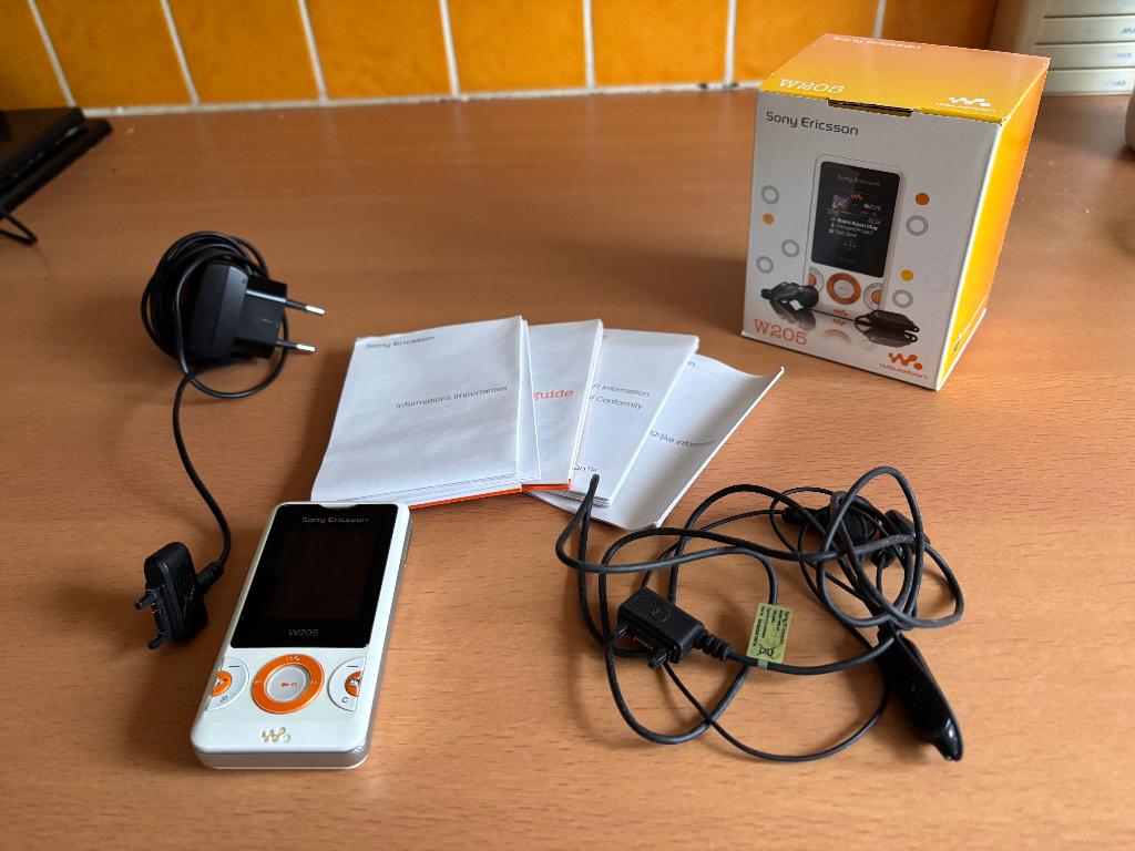 Téléphone Sony Ericsson W205, Telecommunicatie, Mobiele telefoons | Sony, Niet werkend, Schuifmodel, Fysiek toetsenbord, Wit, Ophalen of Verzenden