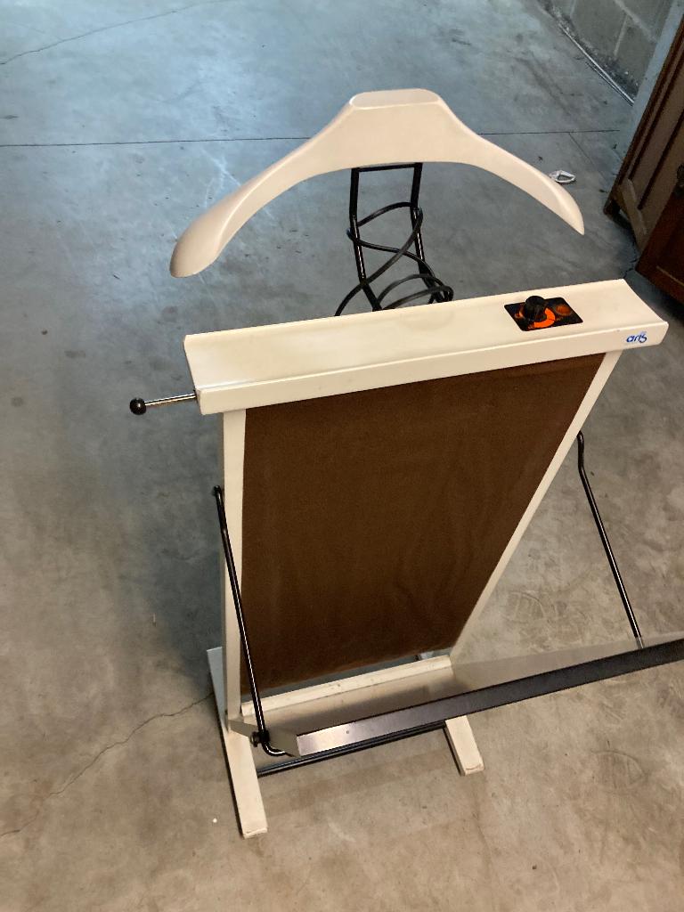 Valet de nuit defroisseur, Enlèvement