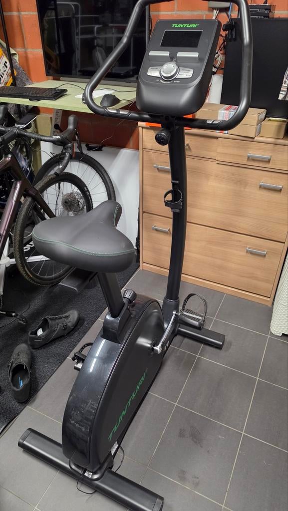 Tunturi F40, Sports & Fitness, Appareils de fitness, Comme neuf, Vélo d'appartement, Jambes, Métal, Enlèvement