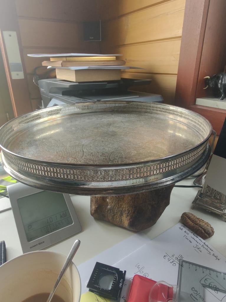 Plat en métal argenté patiné, Envoi