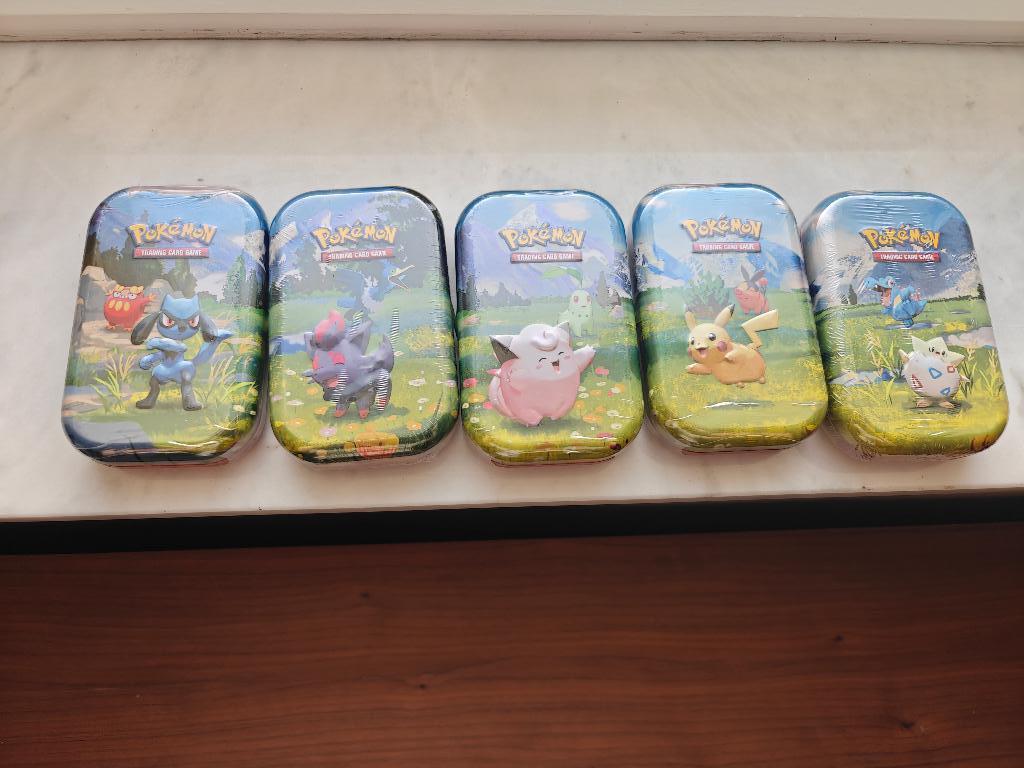 Ascended Heroes Tins - Art Set (5 tins), Ophalen of Verzenden, Nieuw, Boosterbox, Foil