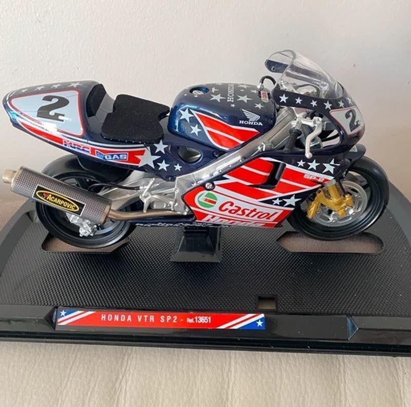 Honda VTR1000 SP-2 1:10 13651, Enlèvement ou Envoi, Neuf, 1:5 à 1:8, Moteur