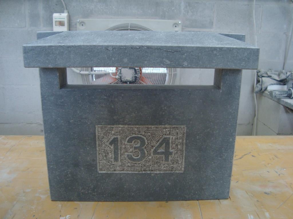 Boîtes aux lettres en pierre bleue, Ophalen, Staande brievenbus, Hardsteen, Nieuw