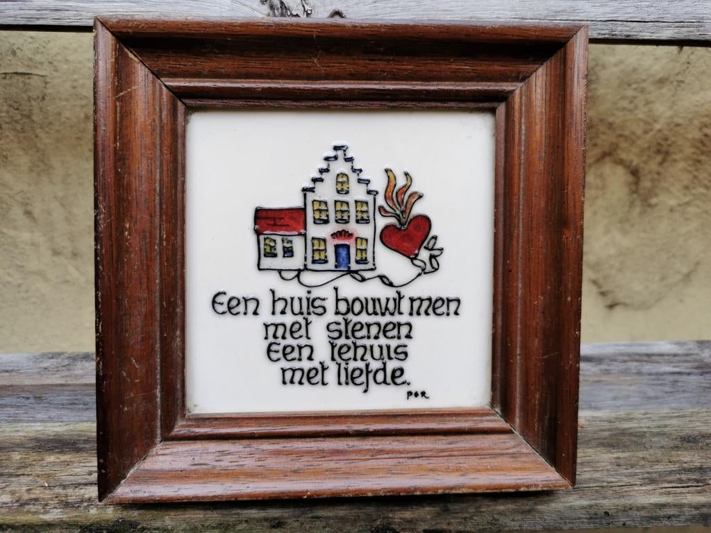 Vintage Spreuktegel 50's – wellicht La Majolique Hasselt, Antiquités & Art, Antiquités | Céramique & Poterie, Enlèvement ou Envoi