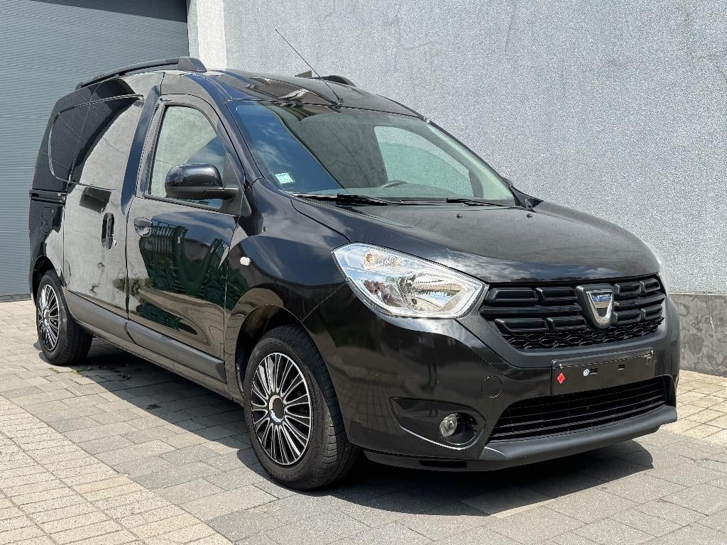 DACIA DOKKER 1.5 DCI DIESEL 2018 FULL EURO 6B NAVI AIRCO, Auto's, Bestelwagens en Lichte vracht, Stof, Euro 6, 4 cilinders, Zwart