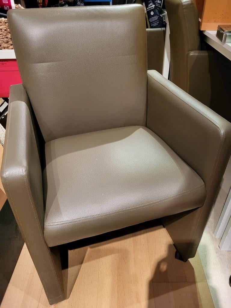 4 taupe club zetels weinig gebruikt.  Prijs per stuk, Enlèvement