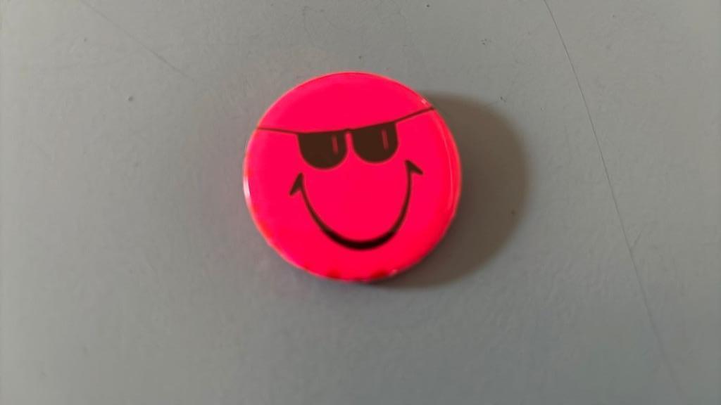 Button roze zwart smiley met zonnebril op, Verzamelen, Speldjes, Pins en Buttons, Ophalen of Verzenden, Gebruikt, Figuurtje, Button