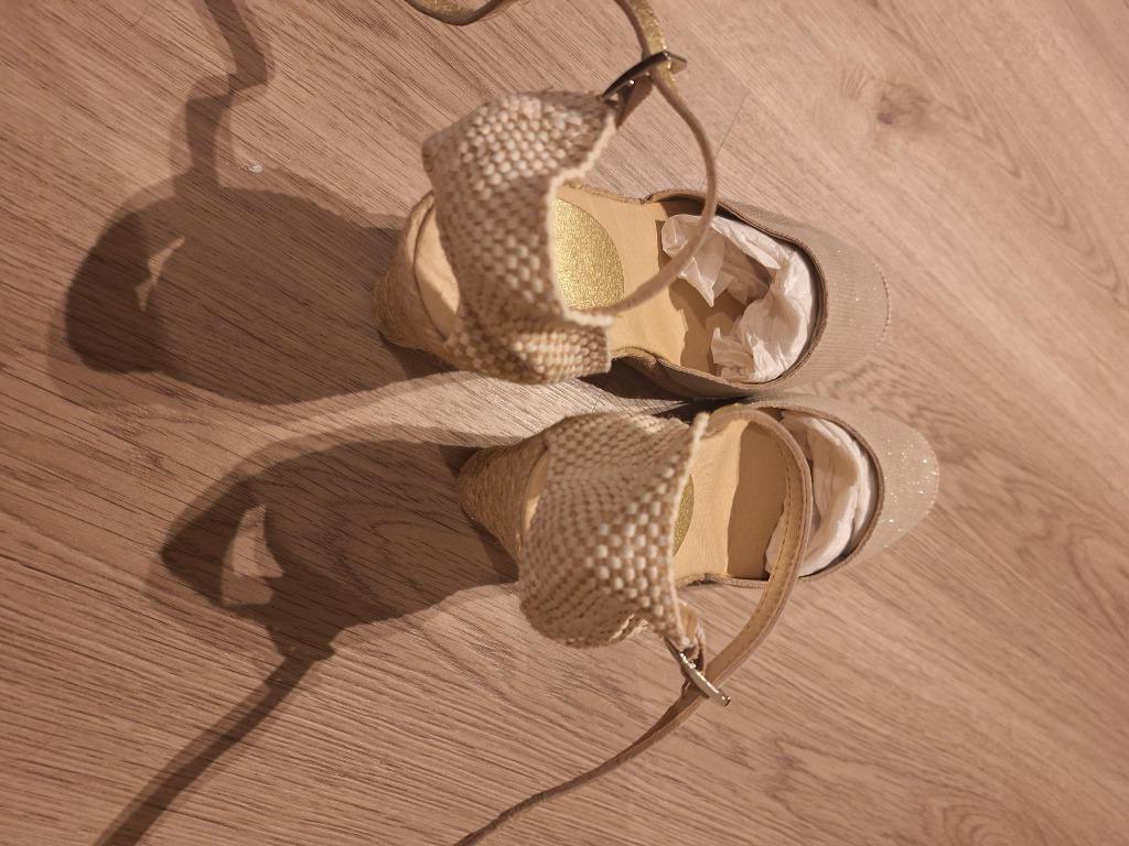 NIEUWE heel mooie elegante damesschoen, met riempje, Exit., Kleding | Dames, Schoenen, Exit, Beige, Nieuw, Sandalen of Muiltjes