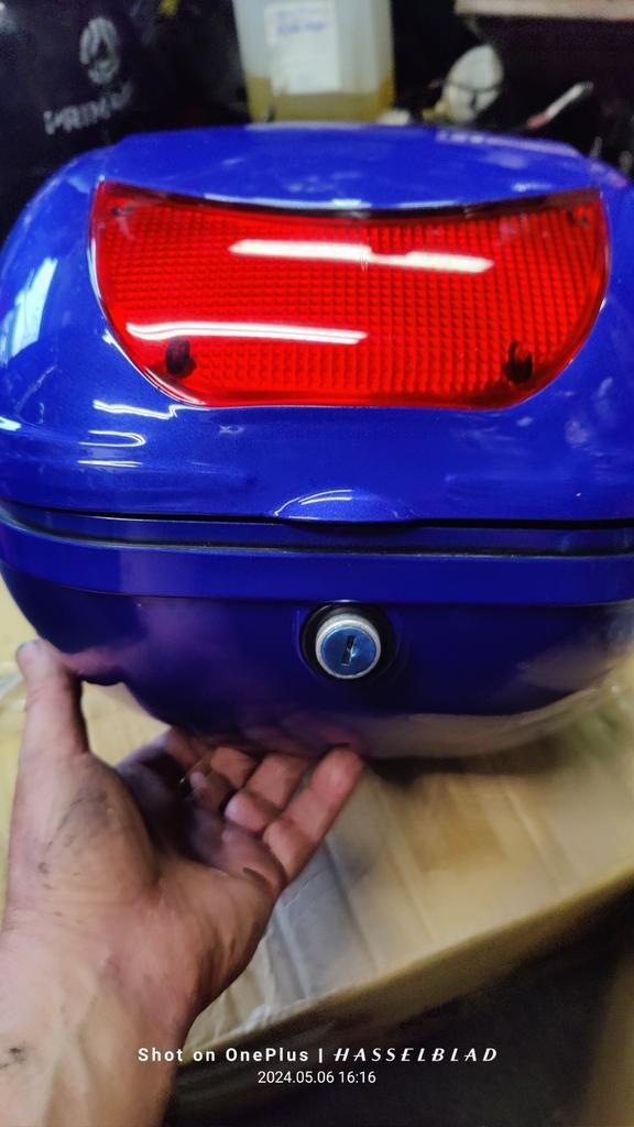 Petit top case neuf avec matériel de montage, Enlèvement ou Envoi, Comme neuf