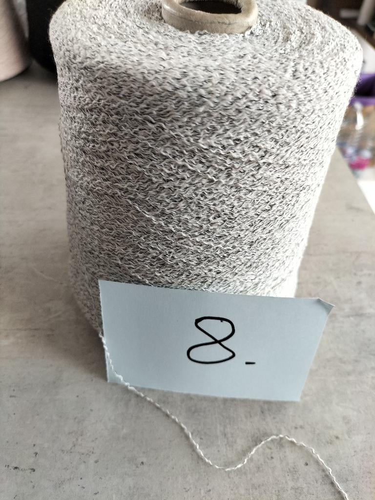 752 g gevlekte lichtgrijze wollen kegel nr. 8., Ophalen of Verzenden