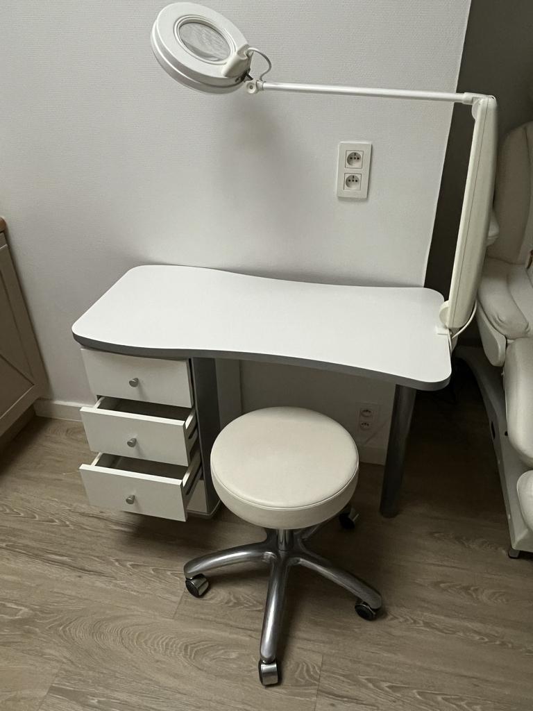 manicuretafel met kruk, Ophalen, Zo goed als nieuw