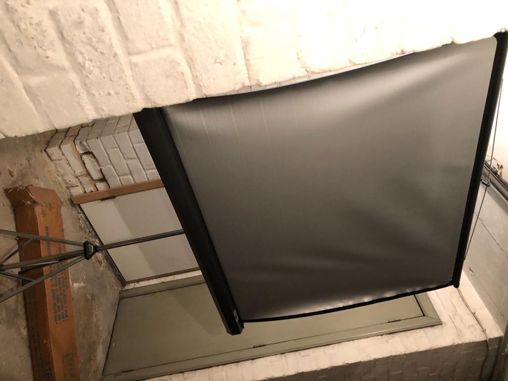 Écran de projection SuperJoly, Enlèvement