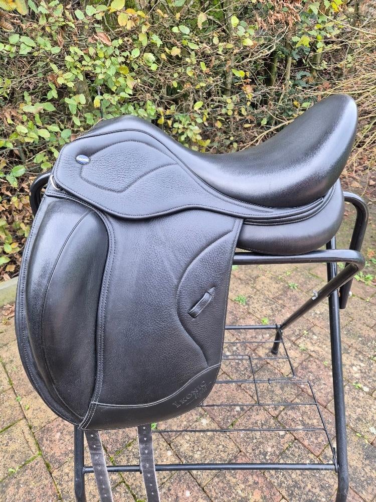 selle dressage Ikonic Light Monoquartier 17, Enlèvement ou Envoi, Comme neuf, Dressage