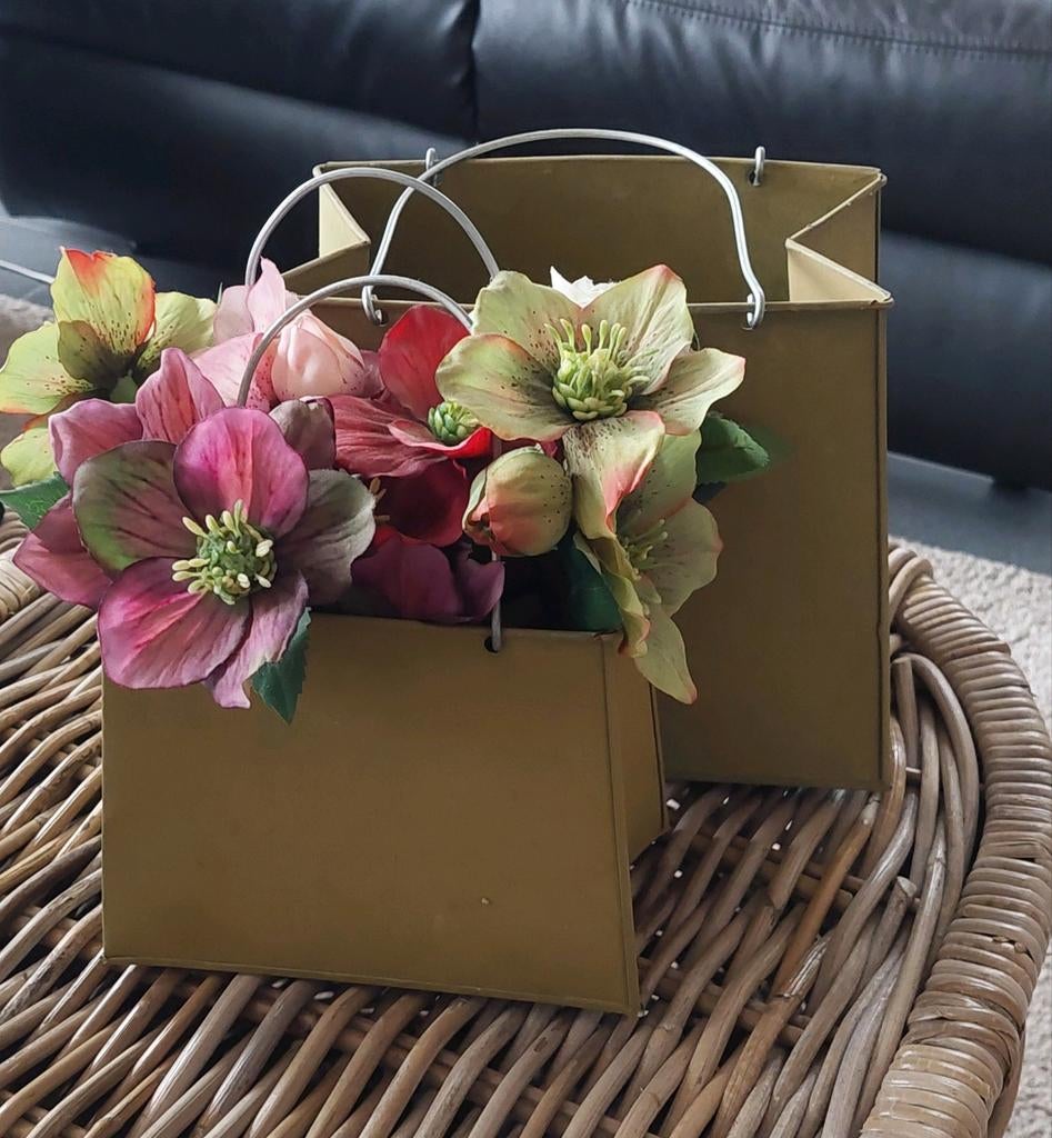 Metalen handtasjes bloemschikken, Ophalen