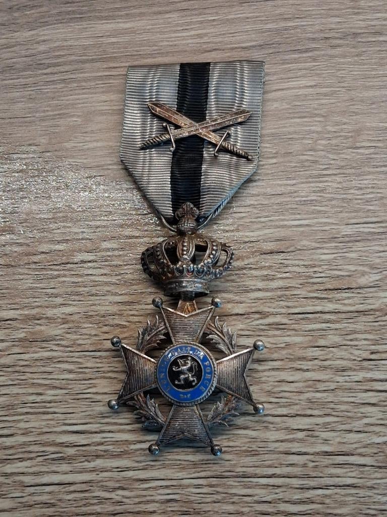 Ordre de Léopold II avec épées, Collections, Envoi