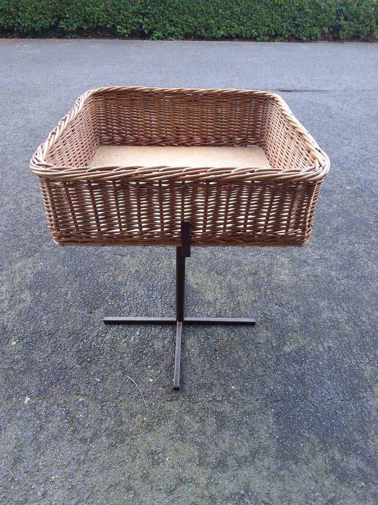 Rieten mand op een metalen statief, Huis en Inrichting, Ophalen, Gebruikt, Mand, Vierkant