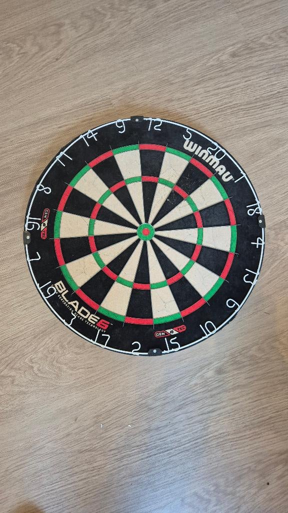 Winmau Blade 6 + Koto checkout carpet, Sport en Fitness, Darts, Ophalen, Gebruikt, Dartbord
