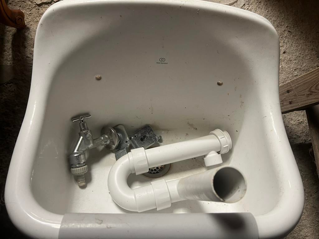 Uitgietbak en kraan, Ophalen, Zo goed als nieuw, Kraan