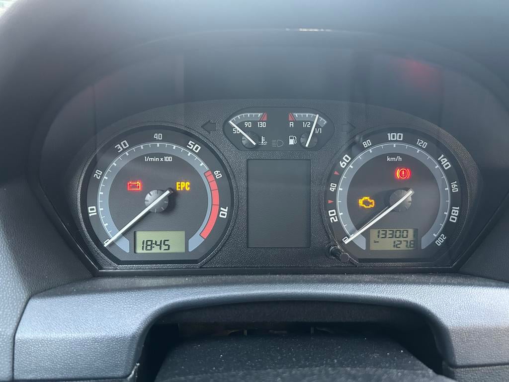 Voertuig, Auto's, Skoda, Voorwielaandrijving, Stof, Zwart, 12 cilinders