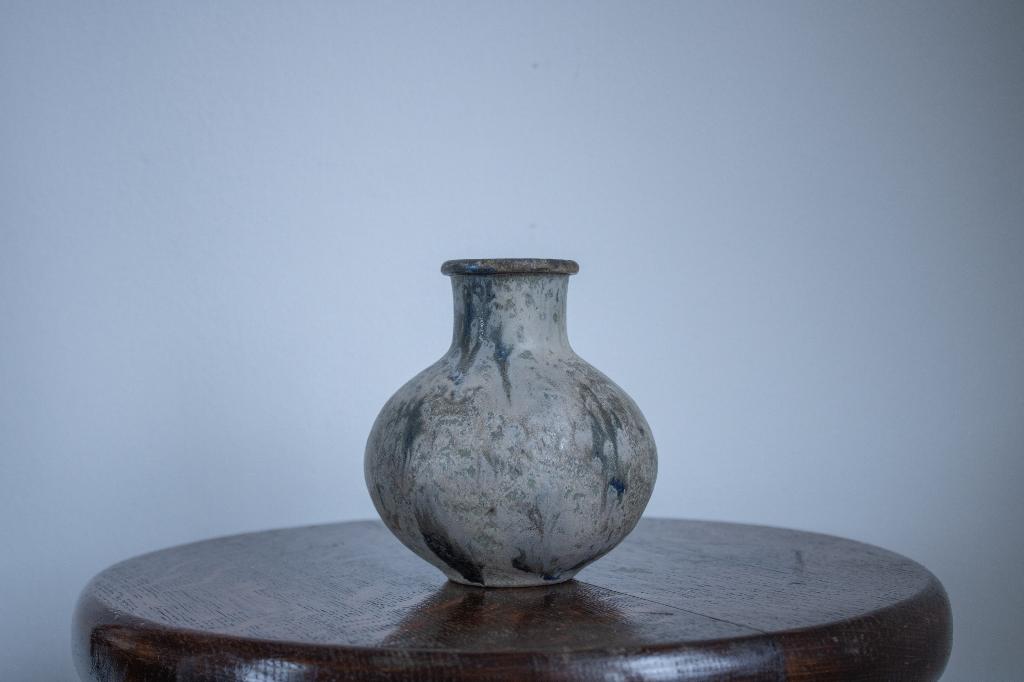 Petit vase bulbeux en céramique Roger Guérin, Antiquités & Art, Antiquités | Vases, Enlèvement ou Envoi