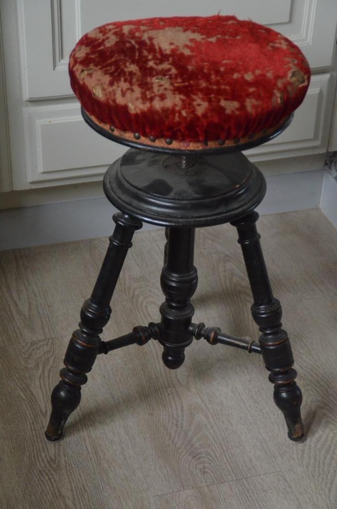 Antieke pianokruk en oude zetel, Ophalen