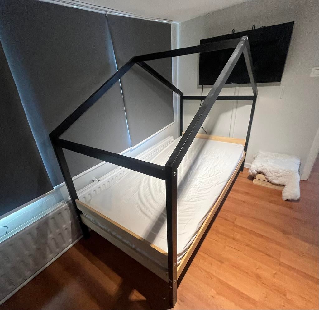 A donner lit cabane, Enfants & Bébés, Chambre d'enfant | Lits, 70 à 85 cm, Comme neuf, Sommier à lattes, Enlèvement