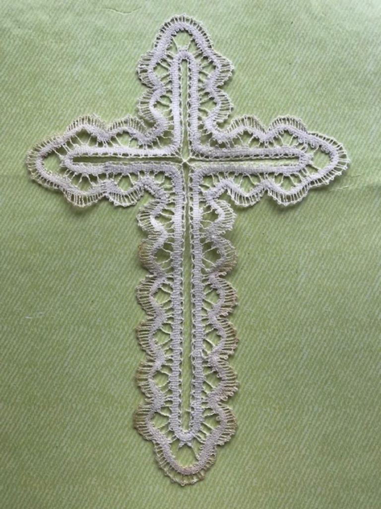 Kruisje in Brugse kant - 22cm (perfecte staat) (nr1787), Hobby en Vrije tijd, Kantklossen, Ophalen of Verzenden, Zo goed als nieuw