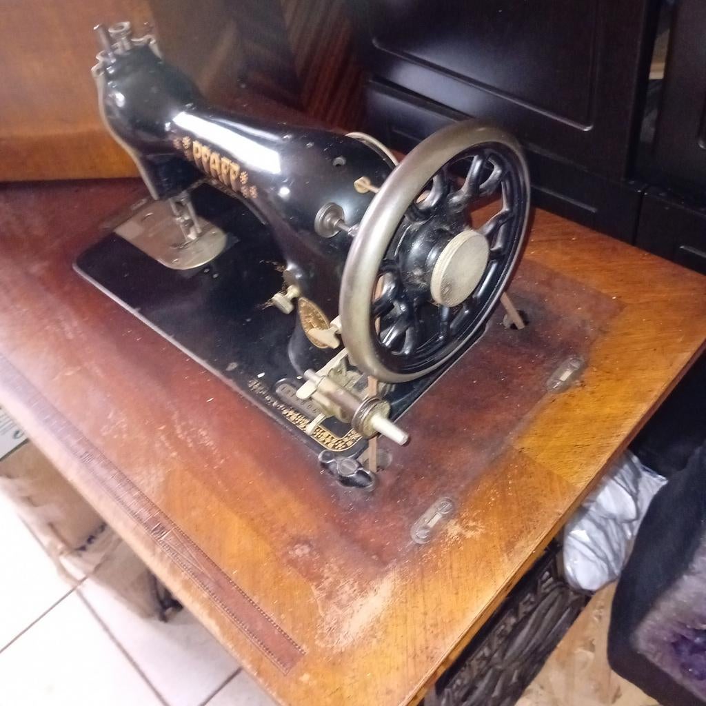 Ancienne machine à coudre pied fonte 1930, Antiquités & Art, Enlèvement