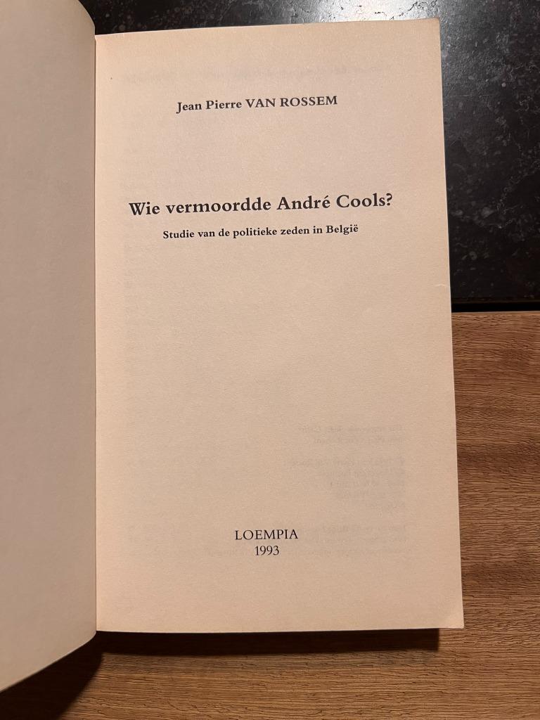 Wie vermoorde André Cools - Jean Pierre Van Rossem, Boeken, Ophalen of Verzenden, Gelezen, Maatschappij en Samenleving, Jean Pierre Van Rossem