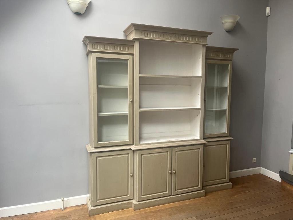 Meuble vitrine / bibliothèque en bois peint, Maison & Meubles, Armoires | Vitrines, Utilisé, Avec porte(s), Enlèvement ou Envoi