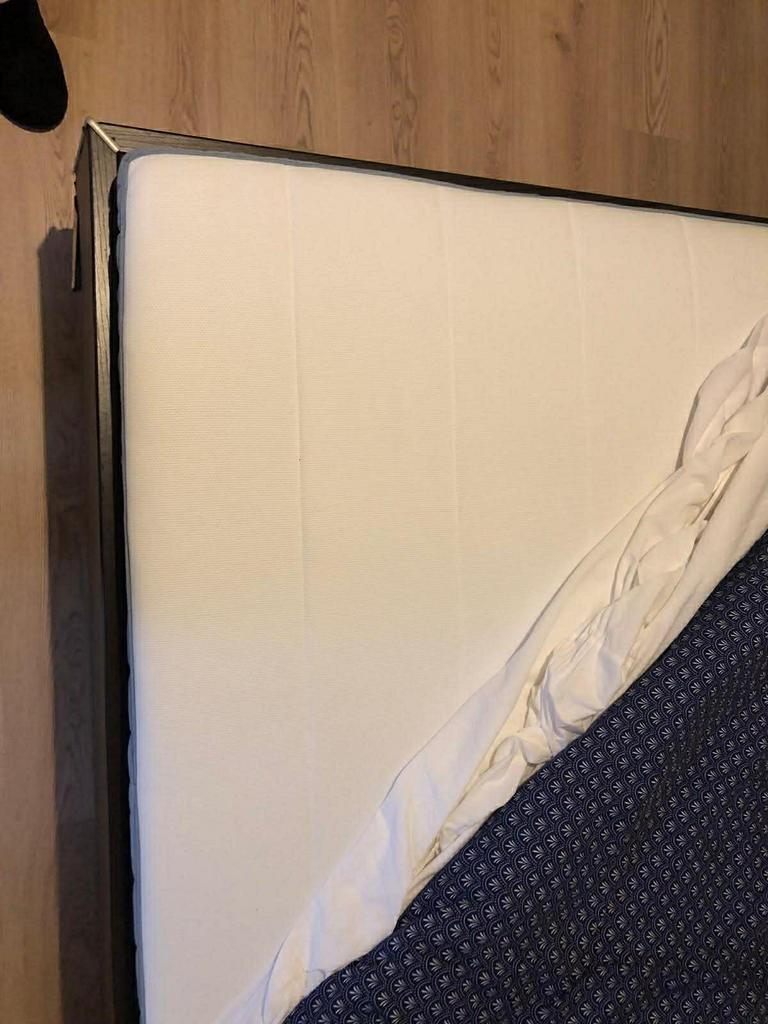 Selling mattress and bed frame, Maison & Meubles, Chambre à coucher | Lits boxsprings, Enlèvement, Comme neuf