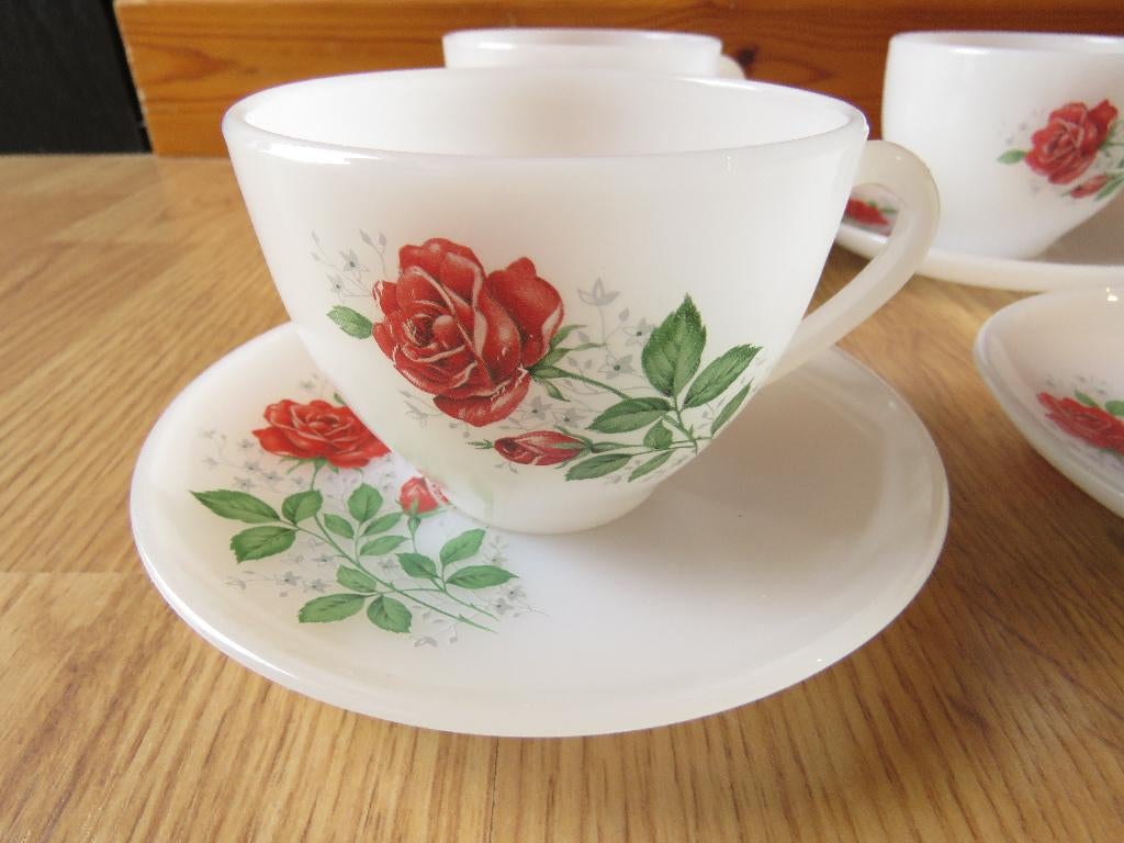 vintage arcopal 4 tasses motifs roses rouges, Huis en Inrichting, Keuken | Servies, Ophalen of Verzenden, Gebruikt, Kop(pen) en/of Schotel(s)