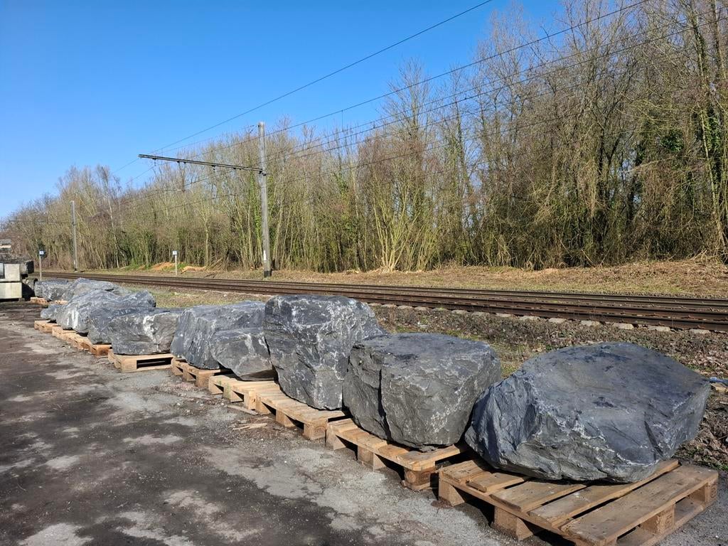 Bromes - Rochers en pierre calcaire de stock