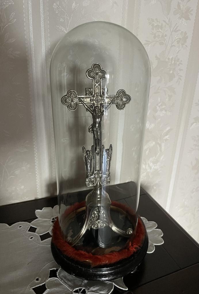 kruisbeeld met 2 engelen onder stolp, Enlèvement