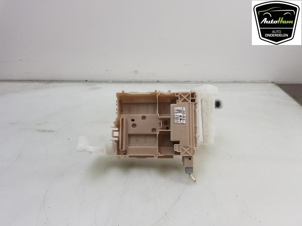 BOITIER FUSIBLES Peugeot 108 (|827300H030A|827300H030|), Utilisé, Peugeot