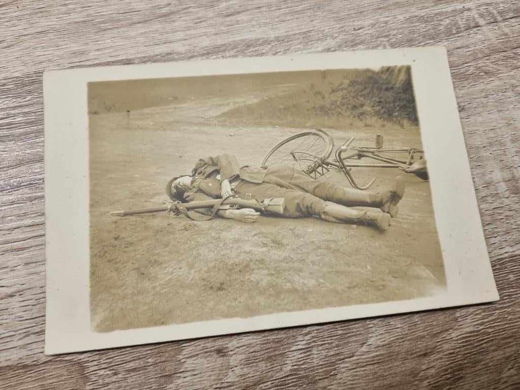ABBL WOI - Foto gesneuvelde soldaat cyclist, Collections, Objets militaires | Général, Enlèvement ou Envoi, Armée de terre, Photo ou Poster