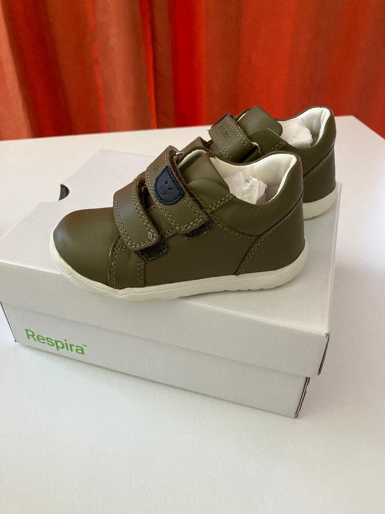 Geox schoen NIEUW kaki maat 22, Kinderen en Baby's, Ophalen, Schoentjes, Jongetje of Meisje, Nieuw