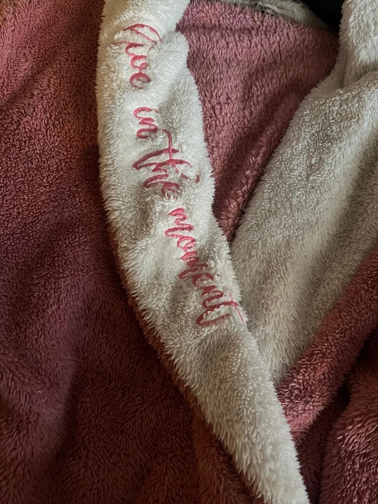 mooie badjas 'live in the moment' Large, Maat 42/44 (L), Ophalen of Verzenden, Roze, Gedragen