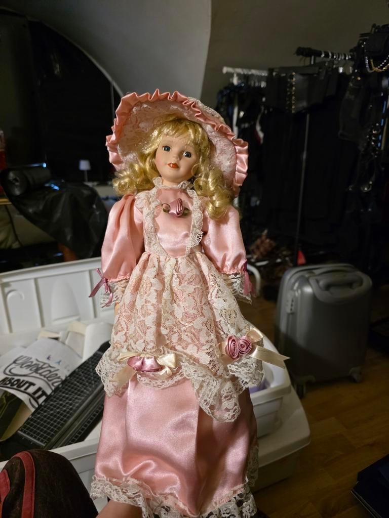 Porseleinen pop in perfecte staat, gekregen in 1995, Hobby en Vrije tijd, Kostuums, Theaterbenodigdheden en LARP, Ophalen