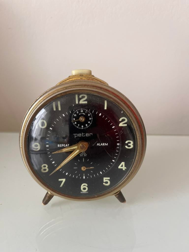 Réveil Peter vintage - métal noir beige, Electroménager, Réveils, Enlèvement ou Envoi, Utilisé, Analogique