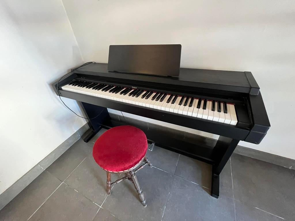 Roland HP 1500 piano + krukje, Muziek en Instrumenten, Piano's, Ophalen, Gebruikt, Zwart, Digitaal