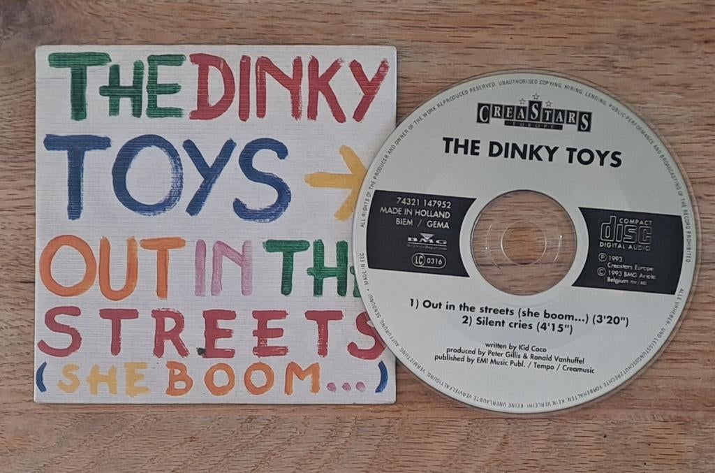 The Dinky Toys - Out In The Streets (she boom...), CD & DVD, CD Singles, Utilisé, Pop, 1 single, Enlèvement ou Envoi