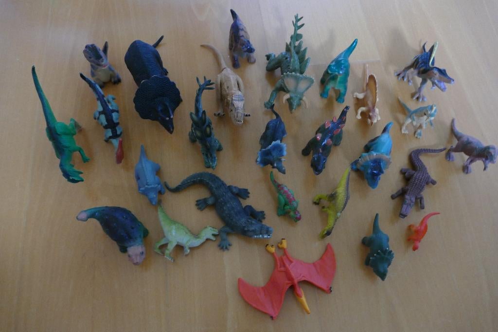 25 dinosaurussen, Kinderen en Baby's, Speelgoed | Actiefiguren, Ophalen of Verzenden, Zo goed als nieuw