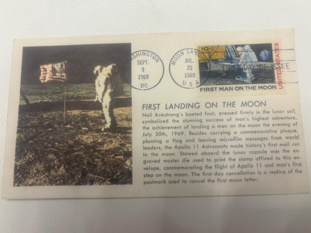 enveloppe avec timbres originaux et cachet premier homme sur, Enlèvement ou Envoi