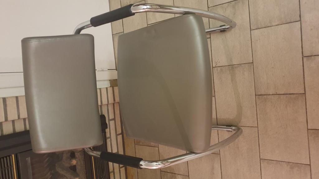 4 nouvelles places... grises, Enlèvement