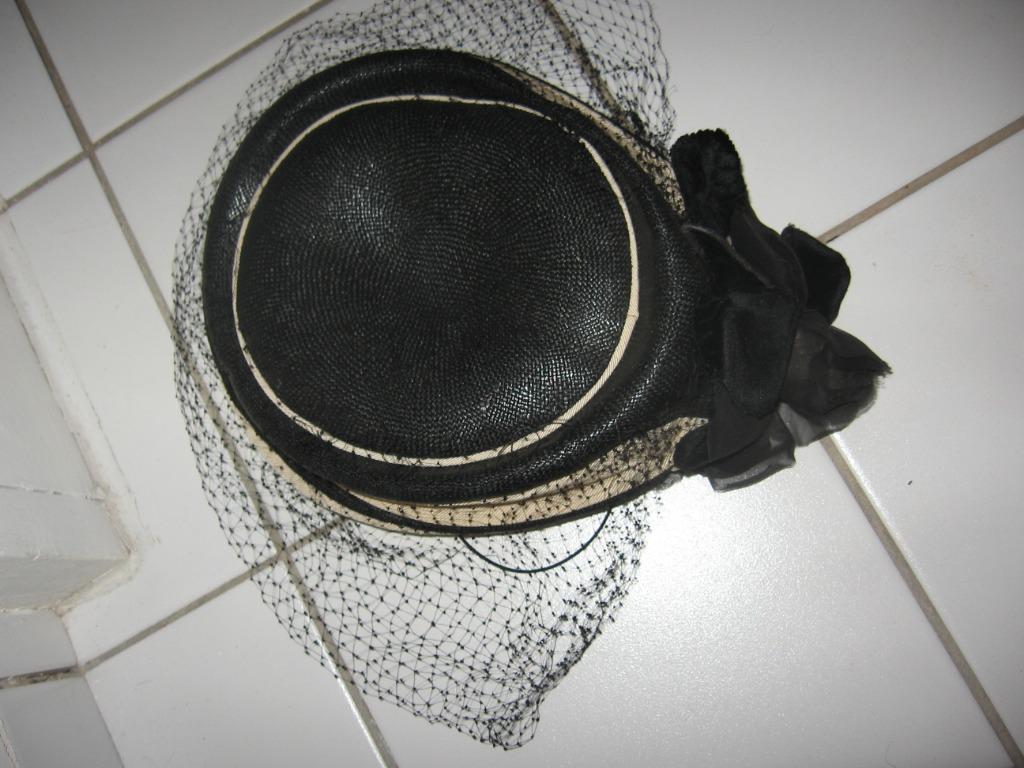 Authentieke jaren '20 hoed in tweekleurig beige, Kleding | Dames, Ophalen of Verzenden, Zo goed als nieuw, 55 cm (S, 6⅞ inch) of minder