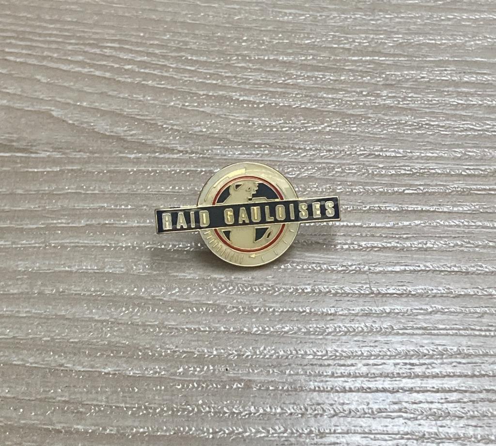 PIN - RAID GAULOISES - SIGARETTEN - CIGARETTES, Collections, Envoi, Utilisé, Marque, Insigne ou Pin's