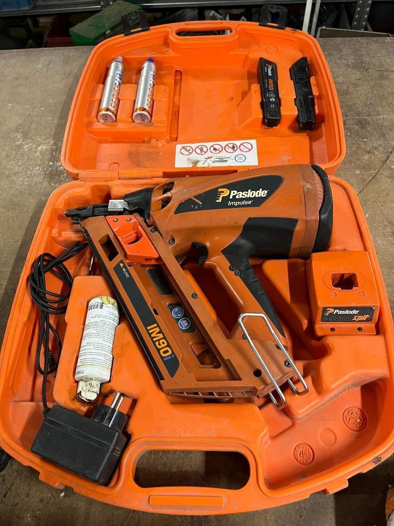 Paslode IM90i gastacker incl veel nagels, Ophalen, Gebruikt