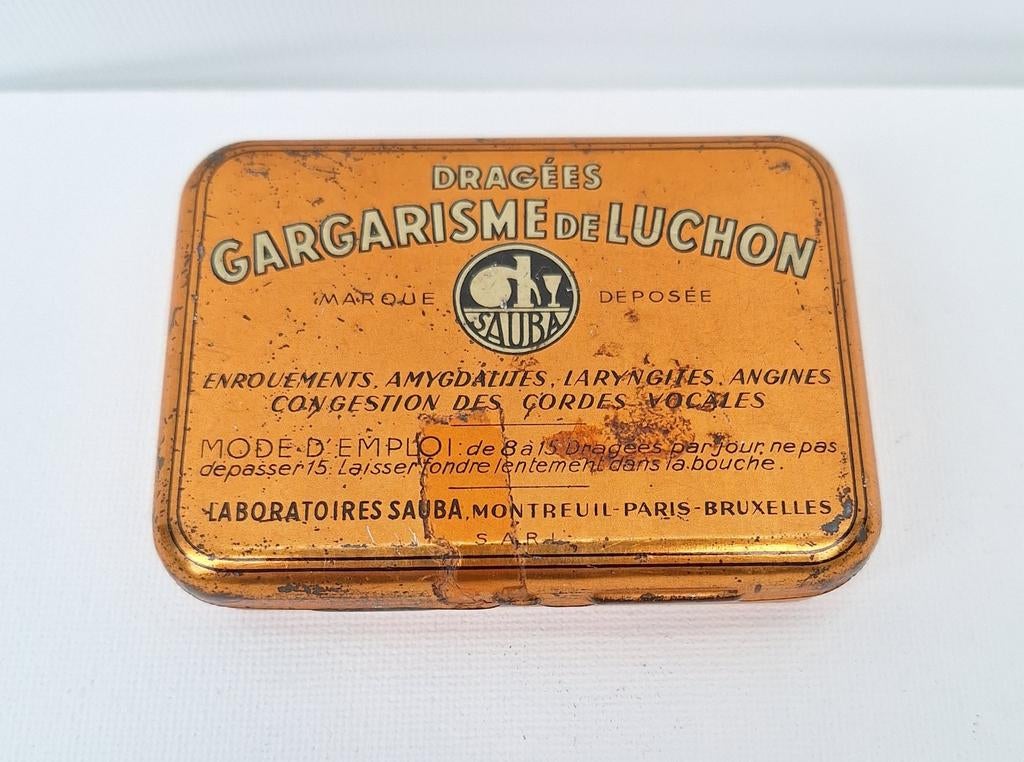 Boîte à pilules | Gargarisme de luchon laboratoires | Sauba, Collections, Boîte en métal, Enlèvement ou Envoi